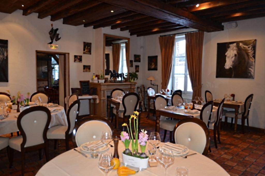 Logis Hotel Auberge Du Cheval Blanc Yvoy-le-Marron Bagian luar foto