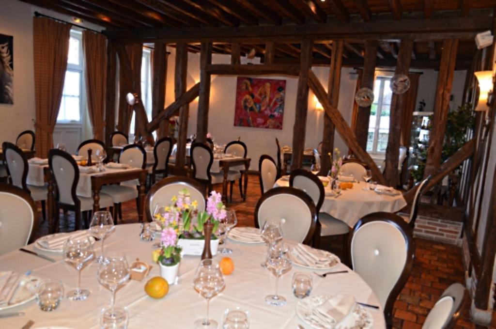 Logis Hotel Auberge Du Cheval Blanc Yvoy-le-Marron Bagian luar foto