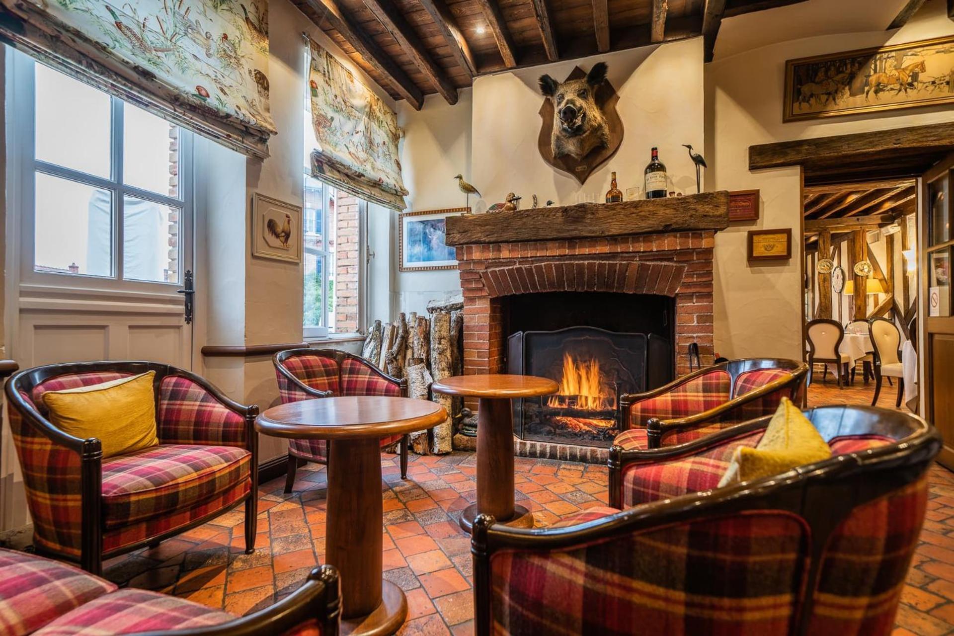 Logis Hotel Auberge Du Cheval Blanc Yvoy-le-Marron Bagian luar foto