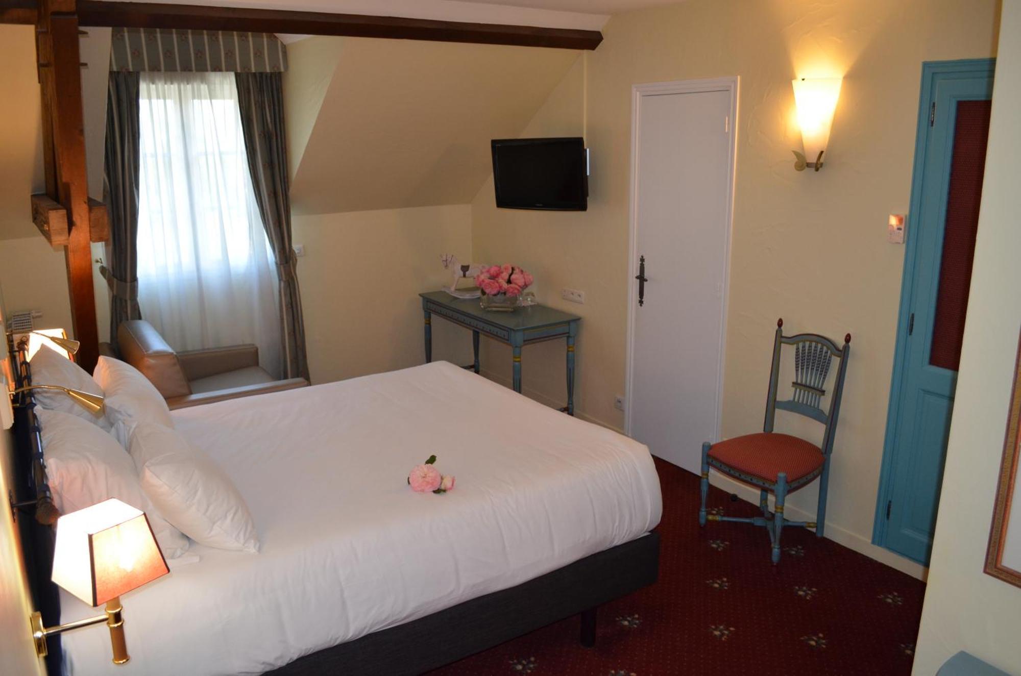 Logis Hotel Auberge Du Cheval Blanc Yvoy-le-Marron Bagian luar foto