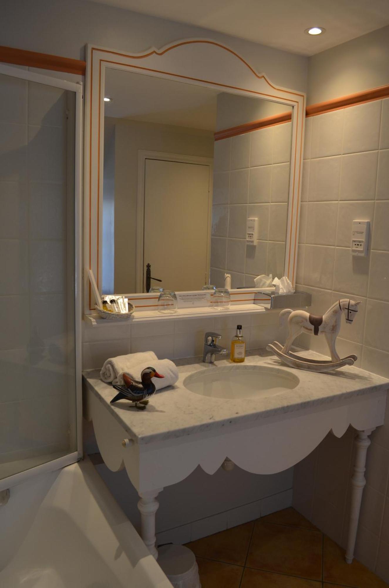 Logis Hotel Auberge Du Cheval Blanc Yvoy-le-Marron Bagian luar foto