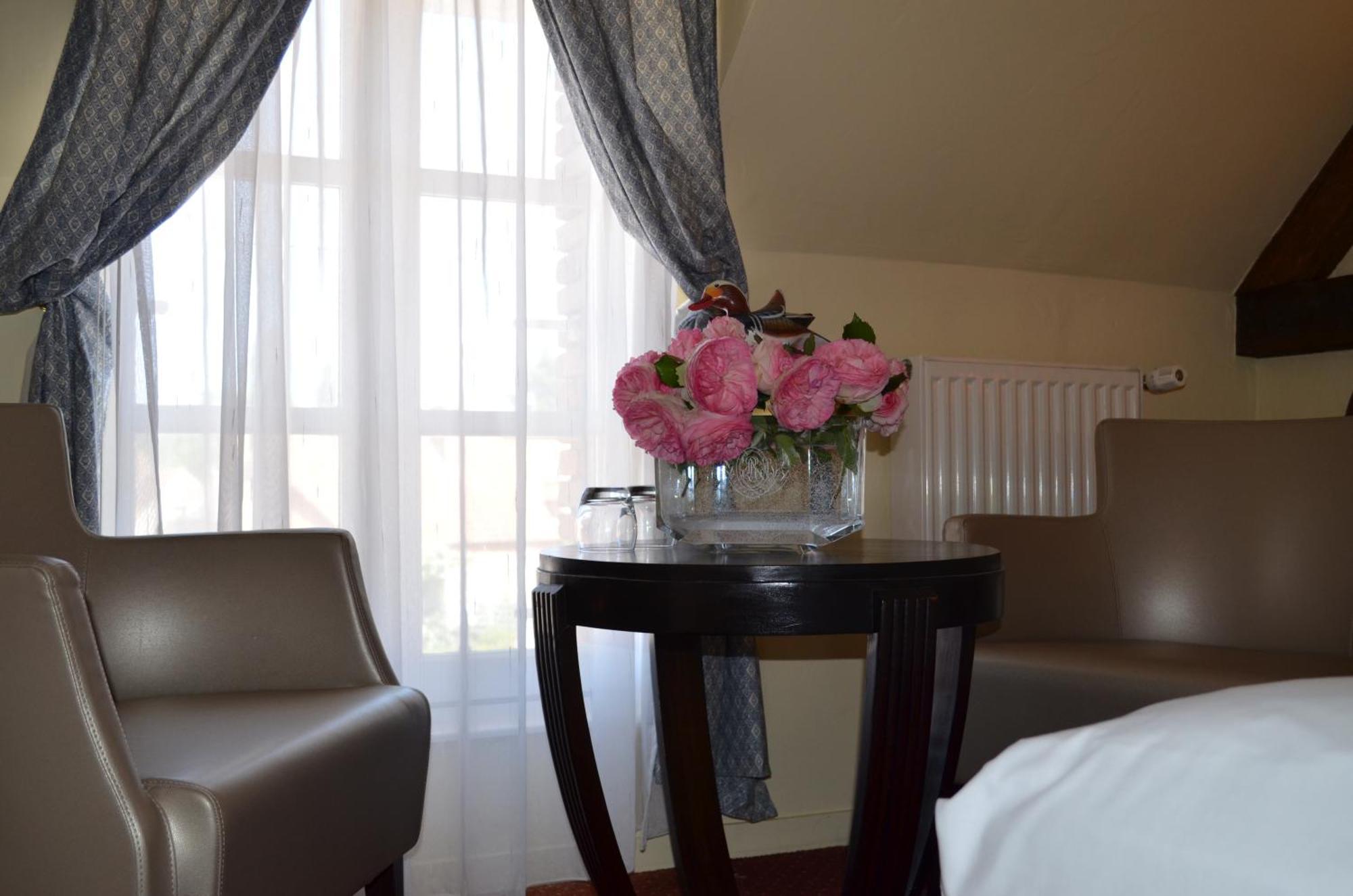 Logis Hotel Auberge Du Cheval Blanc Yvoy-le-Marron Bagian luar foto