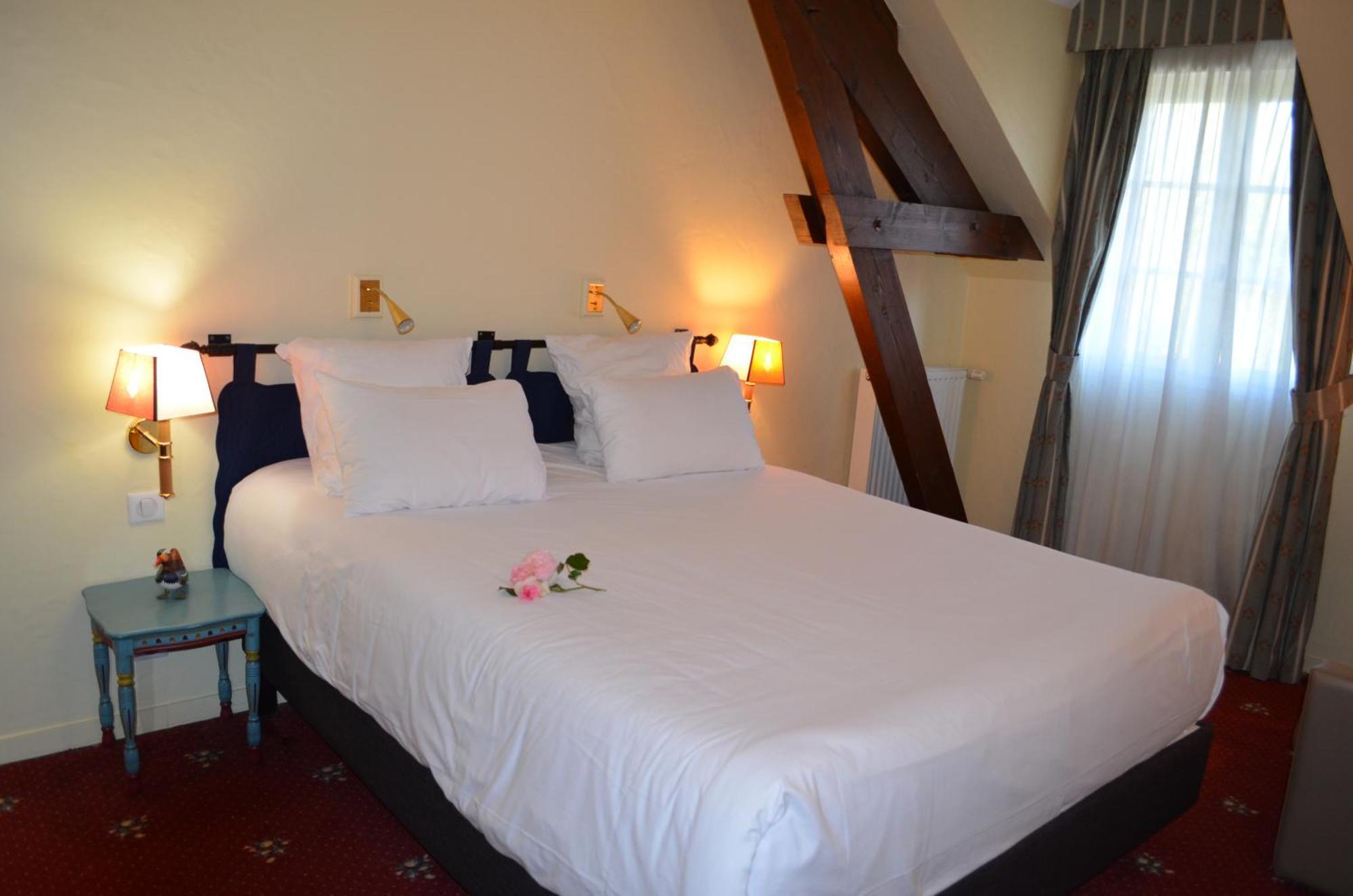 Logis Hotel Auberge Du Cheval Blanc Yvoy-le-Marron Bagian luar foto